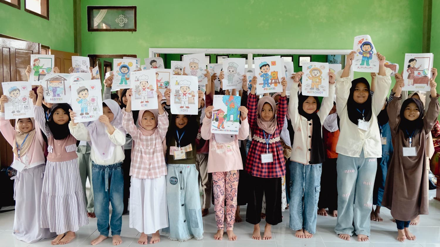 Anak-anak mengangkat gambar cita-cita mereka pada program Tapak Asa di Ciamis